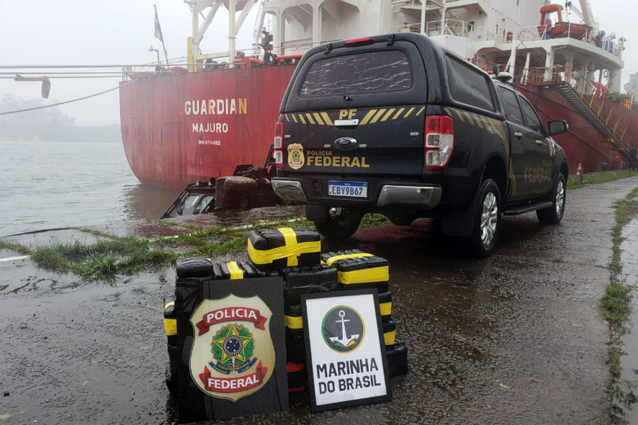 PF e Marinha apreendem mais de 100 kg de cocaína escondida em casco de navio; VÍDEO