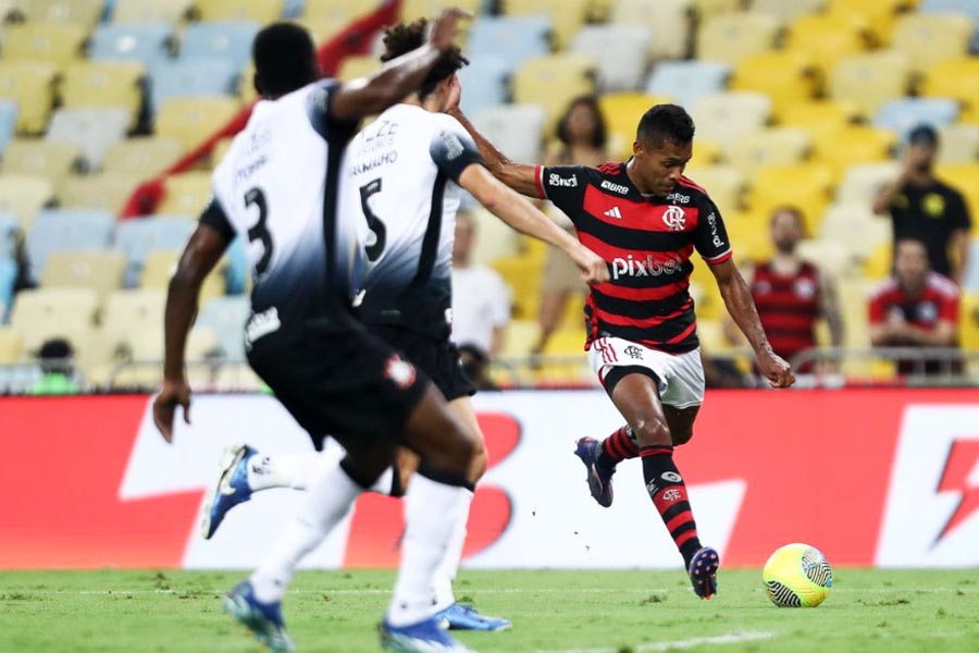 Flamengo vence Corinthians na estreia de Filipe Luís e sai na frente na Copa do Brasil