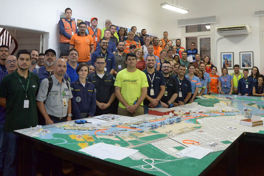 Equipes realizam treino de combate a derramamento de óleo no mar do Porto de Santos