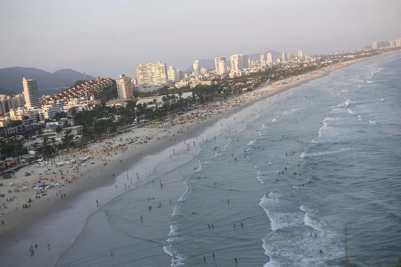 Turista da Capital desaparece após entrar no mar em Guarujá