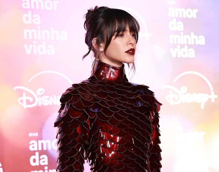 Bruna Marquezine usa look de R$ 70 mil no lançamento de série e divide opiniões