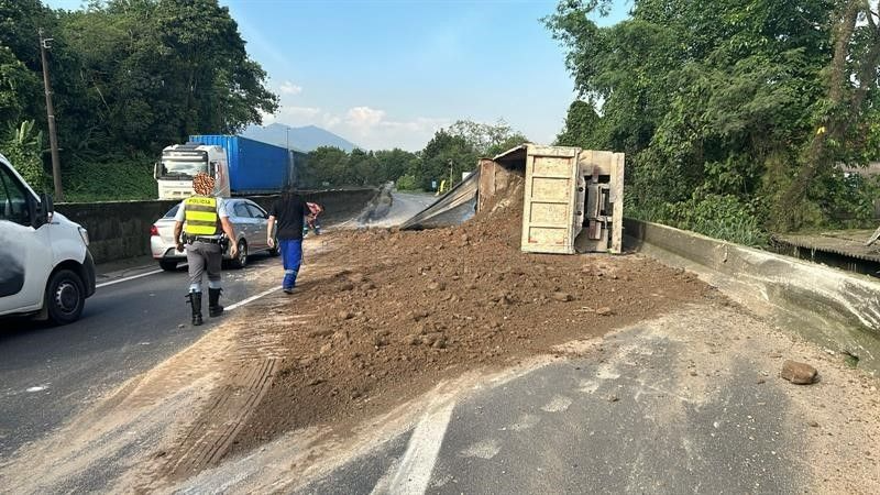 Caminhão tomba e policiais trocam tiros com assaltantes na rodovia