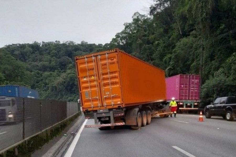 Carreta tem pane mecânica e trava rodovia sentido litoral