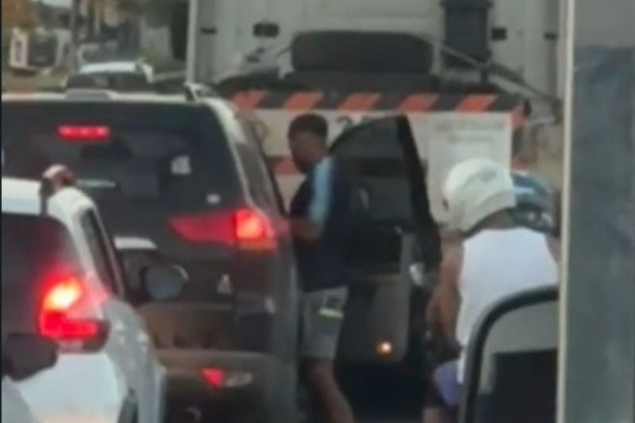 Criminosos fazem arrastão durante congestionamento em rodovia; Vídeo