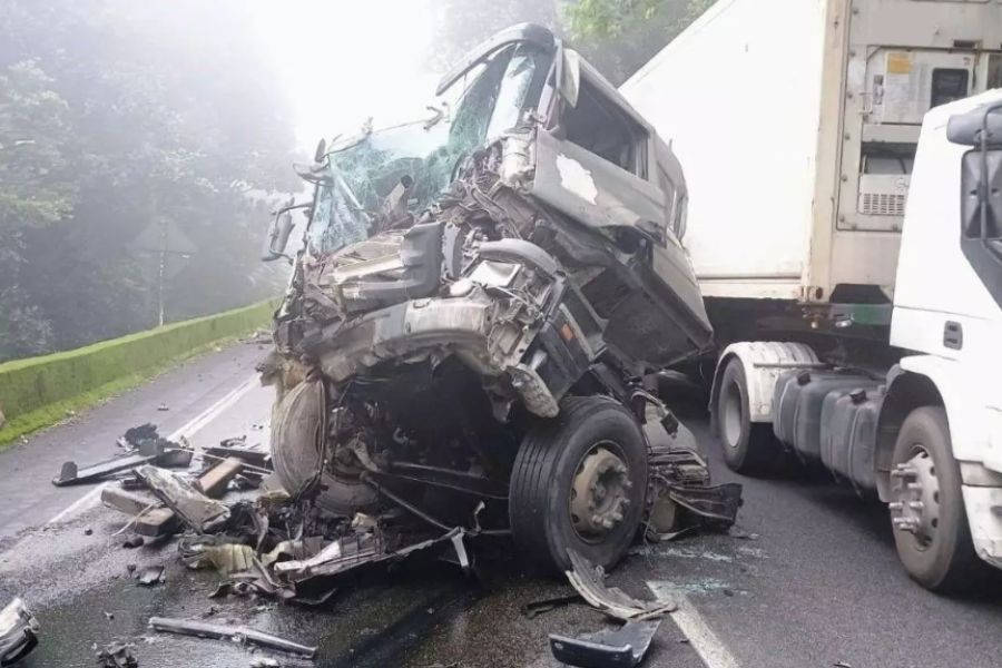 Pane nos freios faz caminhoneiro perder controle e bater em outra carreta