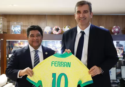 Chefão do Grupo City visita CBF e ganha camisa