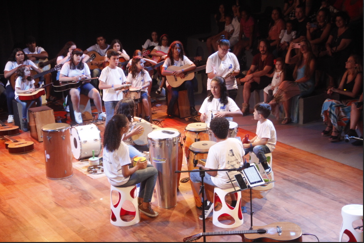 Alunos da Gota de Leite unem música e emoção no Teatro Guarany