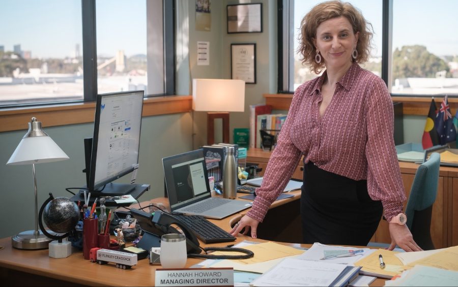 'The Office' da Austrália tenta surfar no legado da sitcom com 1ª chefe mulher