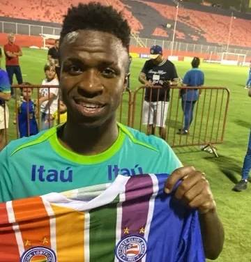 Vini posa com camisa de torcida LGBT do Bahia no Barradão do rival Vitória