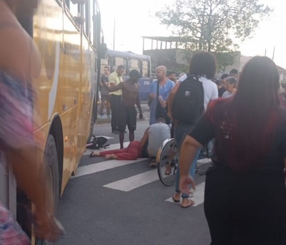 Mulher é atropelada por ônibus e sofre fraturas em São Vicente