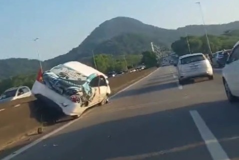 Carro fica pendurado na Ponte do Mar Pequeno em São Vicente após acidente; Vídeo