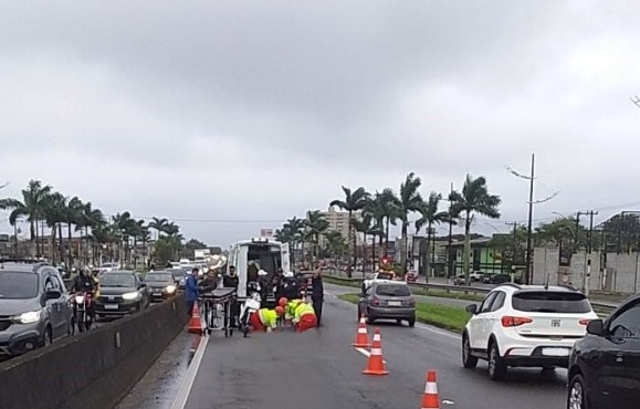 Motociclista é socorrido após cair em rodovia de Praia Grande