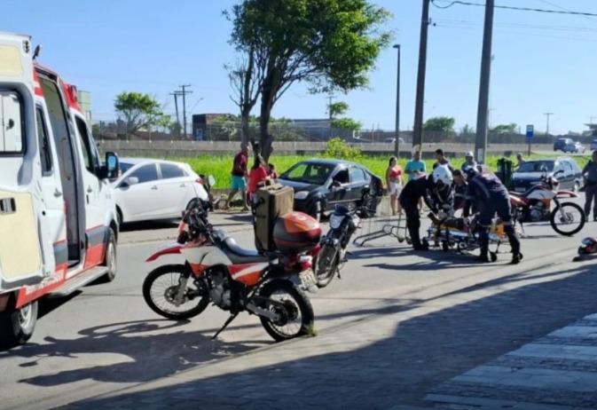 Colisão entre carro e moto deixa duas pessoas feridas em Mongaguá