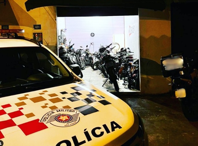 Carro e motos roubados são apreendidos e dono de oficina é preso em Itanhaém