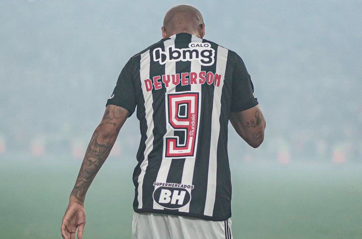 Deyverson faz carinho nas redes do Monumental antes de final pelo Atlético