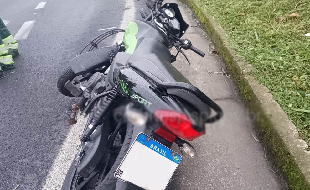 Motociclista morre após colidir com traseira de carro em Cubatão