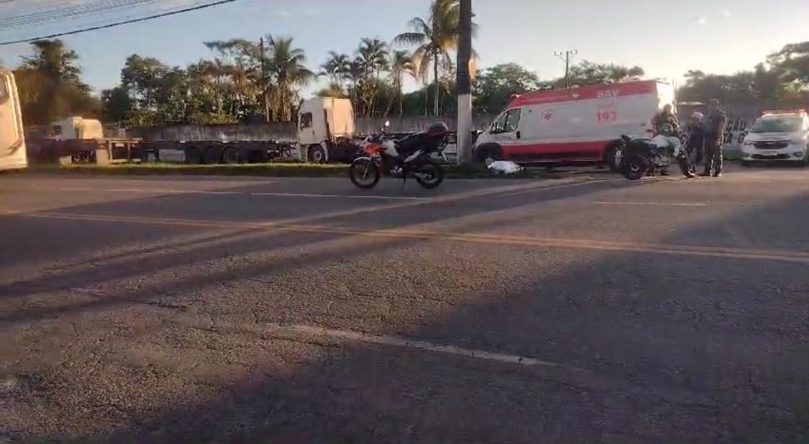 Motociclista morre após colidir contra poste em Guarujá