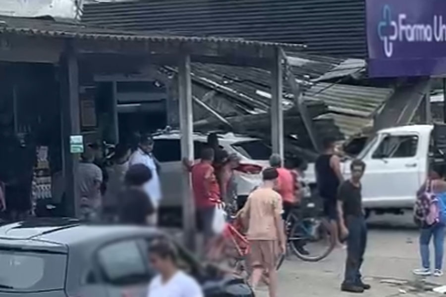 Motorista perde controle da direção e caminhão invade frente de drogaria em Guarujá; VÍDEO