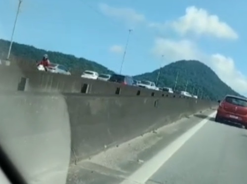 Motoristas fogem de ré para evitar arrastão na Ponte do Mar Pequeno; VÍDEO