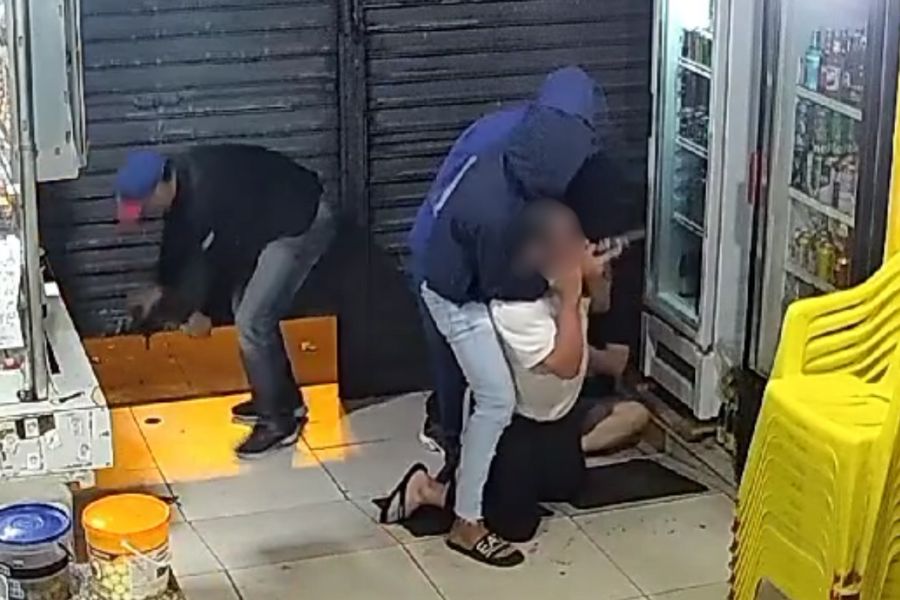 Comerciante leva coronhadas durante assalto no Centro de Santos; VÍDEO