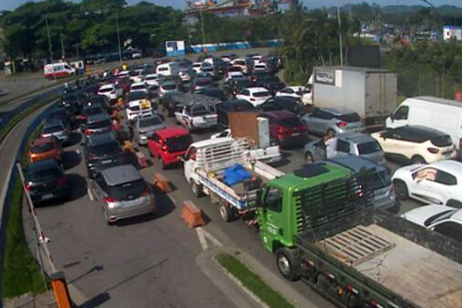 Motoristas enfrentam mais de duas horas de espera na travessia Santos-Guarujá