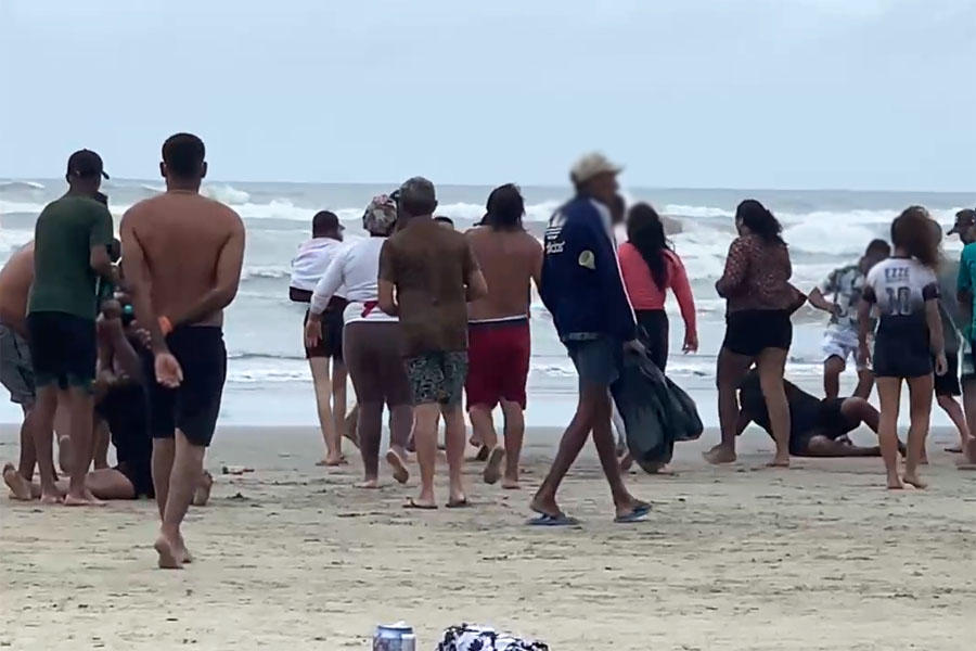 Areia vira ringue e trocação rola solta após confusão por causa de pipa em Praia Grande