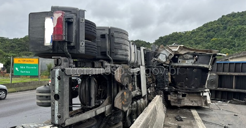 Caminhão com placas solares tomba na Anchieta e causa congestionamento