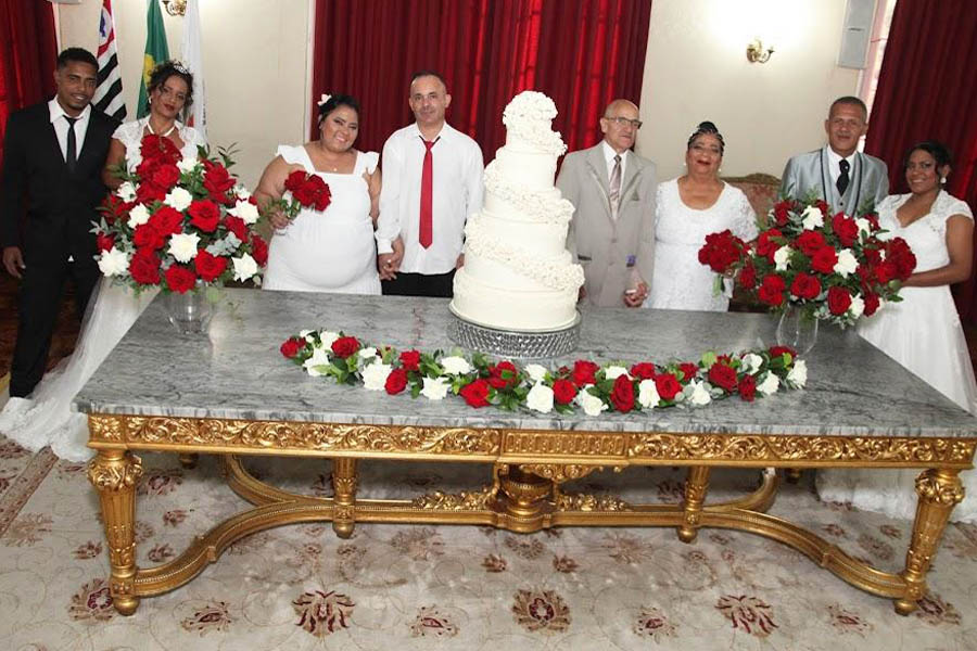 Casais realizam sonhos em cerimônia de casamento comunitário em Santos