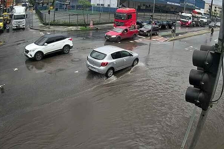 Fortes chuvas causam alagamentos na entrada de Santos