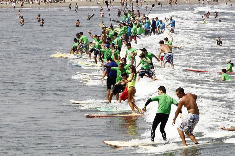 Mais de 200 surfistas 50+ sobre a mesma onda buscam bater recorde mundial em Santos