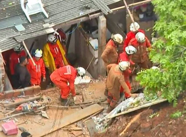 Deslizamento soterra casas e deixa ao menos um morto em Salvador