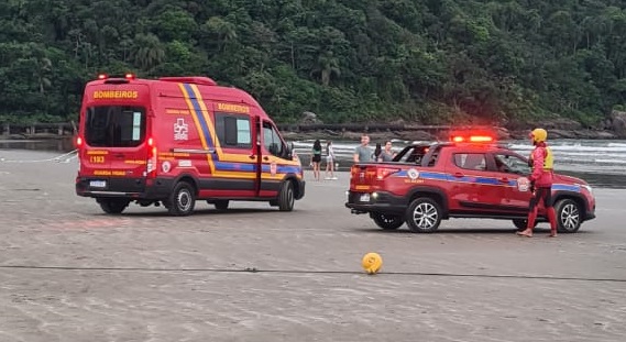 Barco fica à deriva após motor entrar em pane em Praia Grande