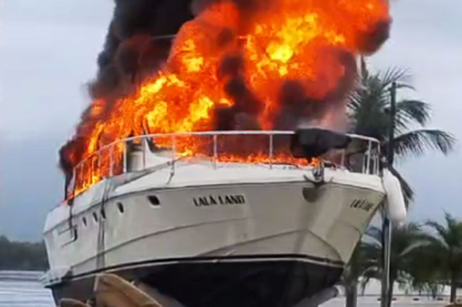 Lancha fica destruída após pegar fogo em marina de Guarujá; VÍDEO