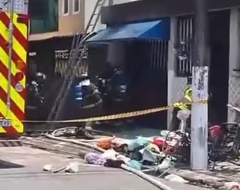 Casa de acumuladora pega fogo e mobiliza bombeiros em Santos; VÍDEO