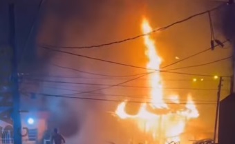 Casa de madeira fica totalmente destruída após pegar fogo, em Santos