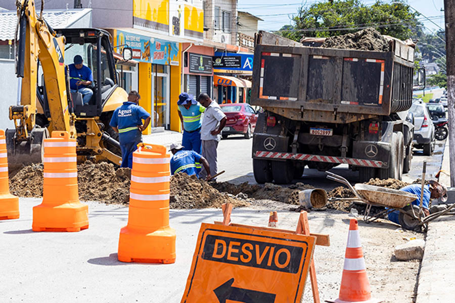 Itanhaém realiza obras de drenagem e pavimentação em via importante no Centro