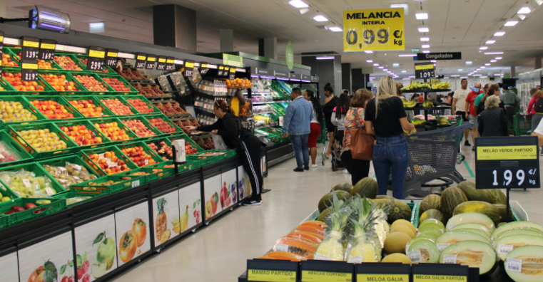 Funcionário demitido por comer salgado que iria para o lixo será indenizado