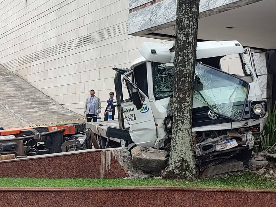 Caminhão guincho perde freio na rampa de estacionamento e bate em mureta de shopping de Santos; VÍDEO