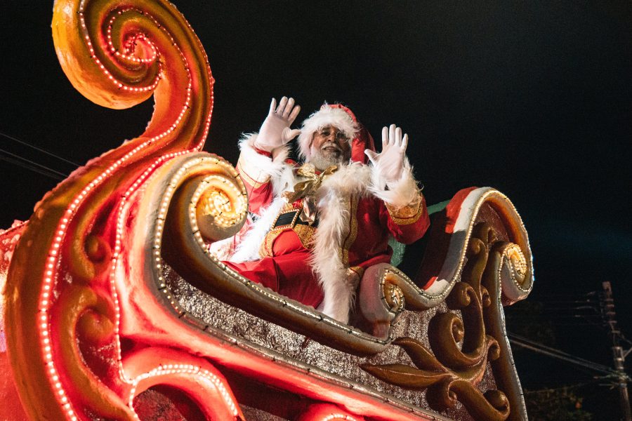 Parada de Natal leva milhares de pessoas às ruas de Bertioga