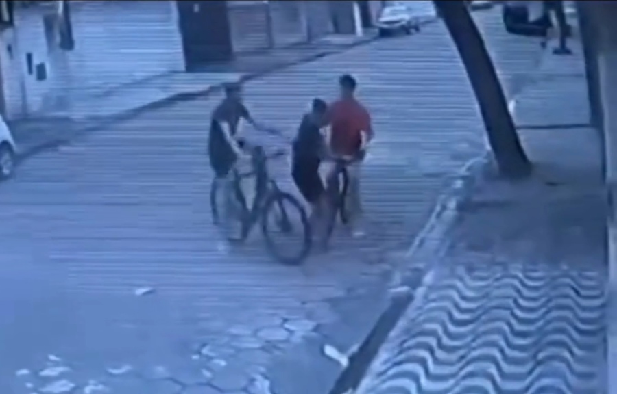 Dupla de assaltantes retira ciclista de bicicleta e foge pedalando em Praia Grande; VÍDEO