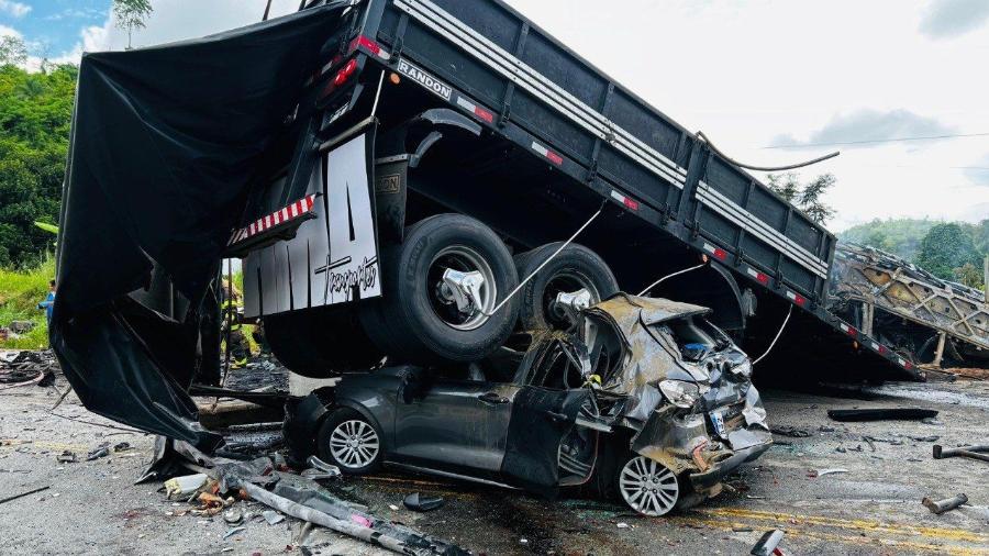 Acidente com ônibus e carreta deixa 22 mortos no interior de Minas Gerais