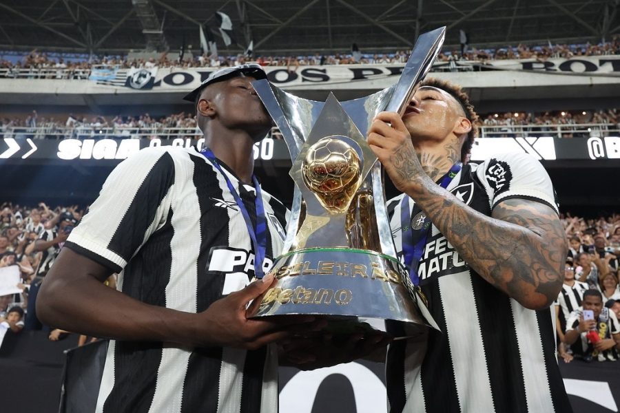 Comemoração do Botafogo tem cooler no campo e festa relâmpago no estádio