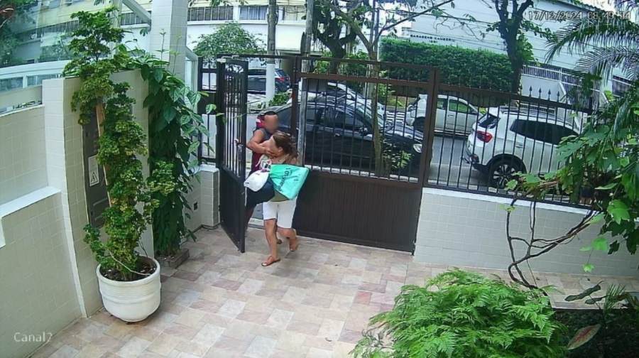 Homem arranca correntinha de mulher em frente a prédio no Centro de Guarujá; VÍDEO