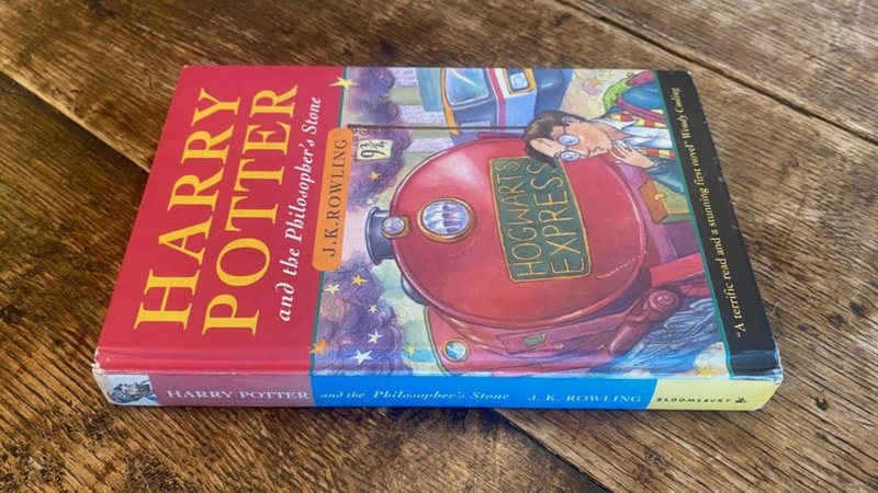 Exemplar raro de 'Harry Potter e a Pedra Filosofal' é leiloado por mais de R$ 270 mil na Inglaterra