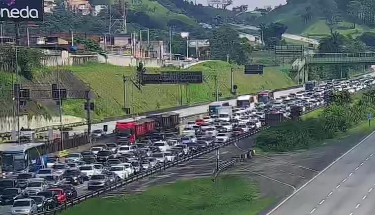 Alto fluxo de veículos causa longas filas de congestionamento em rodovias de acesso ao litoral