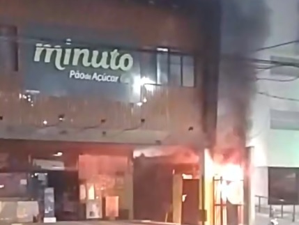 Princípio de incêndio atinge estacionamento de mercado em Guarujá; VÍDEO