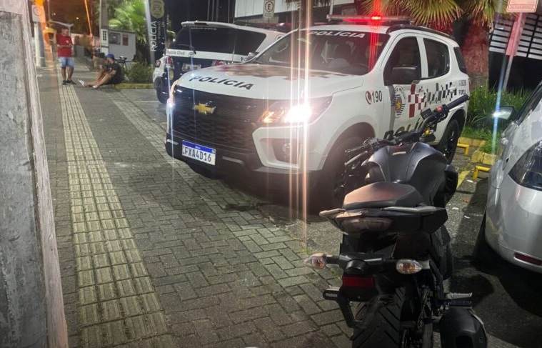 Homem com oito passagens pela polícia é flagrado com moto roubada em Praia Grande