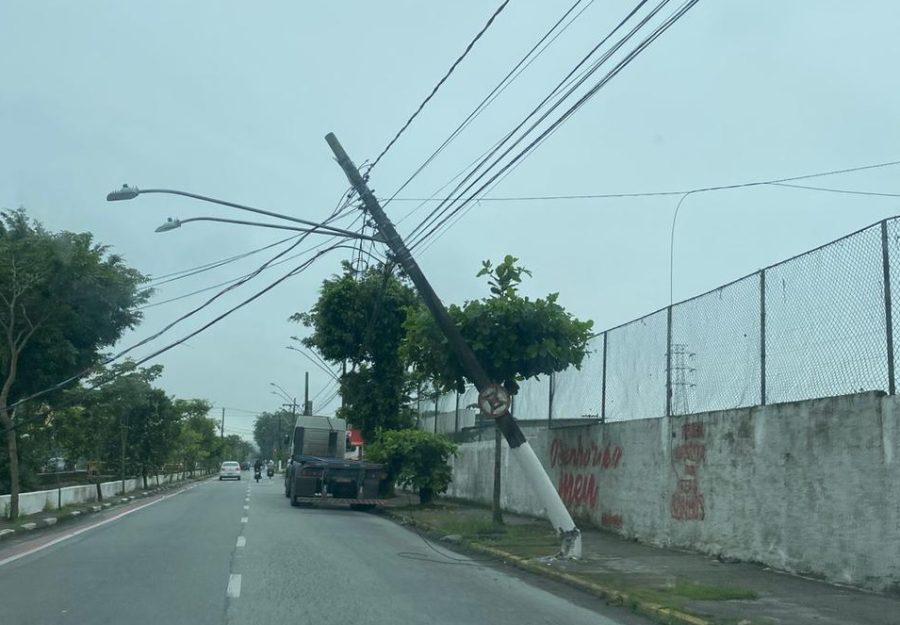 Poste com risco de queda em avenida preocupa moradores de Guarujá