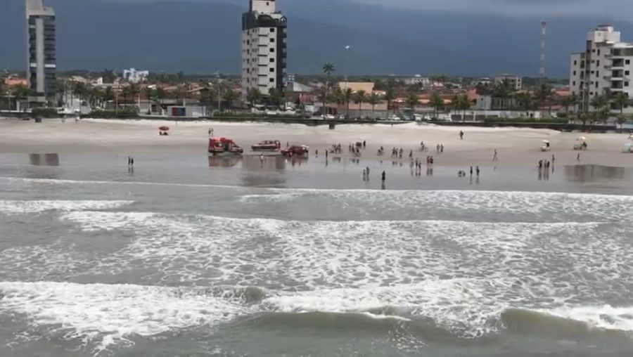 Jovem desaparece no mar em Praia Grande após ser arrastado pelo correnteza com sua namorada