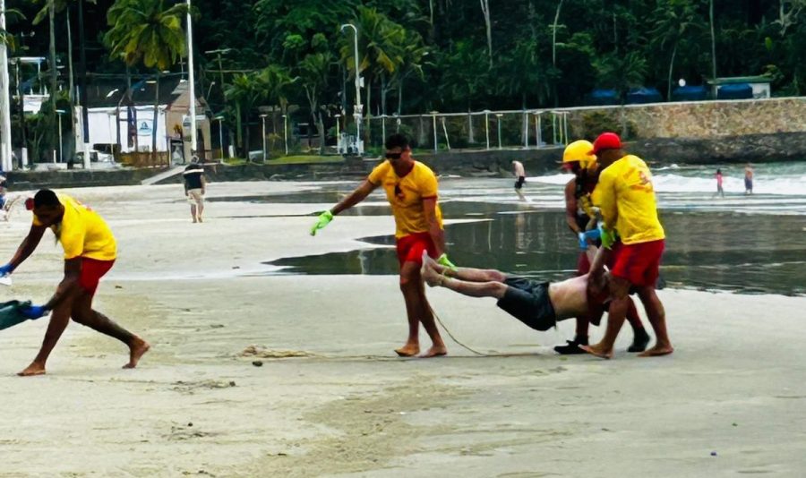 Corpo é encontrado boiando na Praia da Enseada, em Guarujá; Vídeo